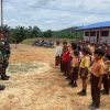 Tanamkan Cinta Tanah Air Sejak Dini, Pos Kantuk Asam Satgas Yonarmed 13/Nanggala Berikan Pembekalan Wasbang di SD Tunas Sejahtera Sungai Biru
