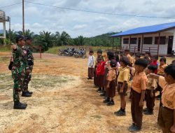 Tanamkan Cinta Tanah Air Sejak Dini, Pos Kantuk Asam Satgas Yonarmed 13/Nanggala Berikan Pembekalan Wasbang di SD Tunas Sejahtera Sungai Biru