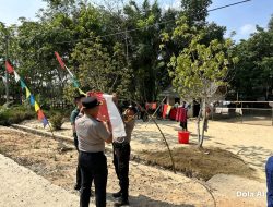 Sambut HUT RI Ke-81, Kapolres Mesuji Bersama Personel Sosialisasi dan Bagikan Bendera Merah Putih kepada Warga dan Pengguna Jalan