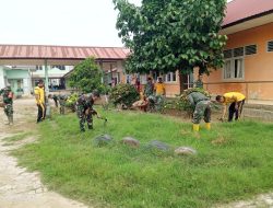 Sambut Kemerdekaan, Babinsa dan Warga Bersihkan Halaman Puskesmas