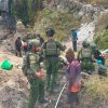 Gotong Royong Demi Setetes Kehidupan, Satgas Yonif 2 Marinir Bangun Penampungan Air Bersama Masyarakat Pasir Putih