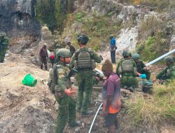 Gotong Royong Demi Setetes Kehidupan, Satgas Yonif 2 Marinir Bangun Penampungan Air Bersama Masyarakat Pasir Putih