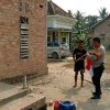 Tindak Lanjut Perintah Kapolres Mesuji, Seluruh Bhabinkamtibmas Sosialisasikan dan Bagikan Bendera Merah Putih ke Masyarakat