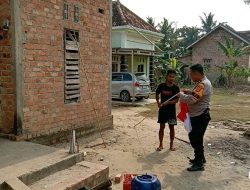 Tindak Lanjut Perintah Kapolres Mesuji, Seluruh Bhabinkamtibmas Sosialisasikan dan Bagikan Bendera Merah Putih ke Masyarakat