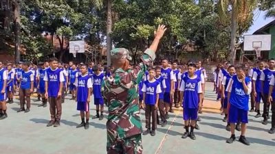 Babinsa Jatisrono Tanamkan Disiplin dan Wawasan Kebangsaan kepada Pelajar