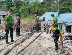 Perkokoh Kemanunggalan, Pos Kotis Satgas Yonarmed 13/Nanggala Bersama Warga Desa Sebindang Gelar Kerja Bakti Pembangunan Masjid Al-Hikmah
