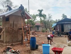 Plester Dinding MCK Dikebut, Satgas TMMD ke-129 Pastikan Program Pembangunan di Wanam Terus Berjalan