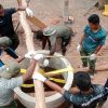 Sumur Galian Mulai Diperkuat, Warga Kampung Wanam Apresiasi Satgas TMMD ke-129