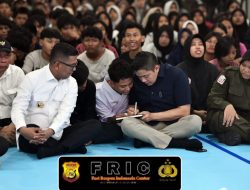 Seskab Teddy Indra Wijaya Temui Siswa Sekolah Rakyat: “Jangan Khawatir, Semua Akan Baik-Baik Saja”