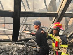 Brimob Polda Metro Jaya Bantu Padamkan Kebakaran Gudang di Kosambi