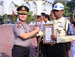 Perkuat Pamswakarsa, Polres Gresik Anugerahi Penghargaan ke Personel dan Warga
