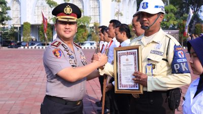 Perkuat Pamswakarsa, Polres Gresik Anugerahi Penghargaan ke Personel dan Warga