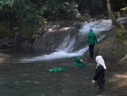 Jembatan Wisata Rampung, Persit Nikmati Keindahan Air Terjun Kampung Sesor