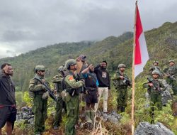 Satu Tiang, Satu Semangat, Satu Indonesia, Satgas Yonif 2 Marinir Bersama Pemuda Komopa Kibarkan Merah Putih