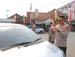 Semarakkan HUT ke-81 RI, Polres PALI Bagikan Bendera Merah Putih kepada Warga