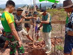 Wujudkan Kemanunggalan dan Toleransi, Pos Kampung Jasa Satgas Pamtas Yonarmed 13/Nanggala Bersama Warga Gelar Kerja Bakti Pembangunan Gereja di Desa Jasa