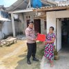 Sat Binmas Polres Mesuji Laksanakan Binluh Semarak HUT RI ke-81, Serahkan dan Pasang Bendera Merah Putih Langsung ke Warga
