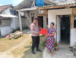 Sat Binmas Polres Mesuji Laksanakan Binluh Semarak HUT RI ke-81, Serahkan dan Pasang Bendera Merah Putih Langsung ke Warga