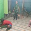 Babinsa, Tukang dan Warga Pasang Keramik Lantai RTLH Di Lembur Sampai Malam Hari