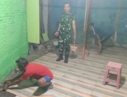 Babinsa, Tukang dan Warga Pasang Keramik Lantai RTLH Di Lembur Sampai Malam Hari