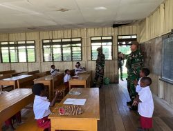 Tingkatkan semangat belajar anak Papua,Satgas Yonif 645/Gty kunjungi SD Inpres Eragayam