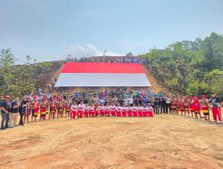Satgas Pamtas RI-Malaysia Yonarmed 19/Bogani Bersama 500 Warga Kibarkan Bendera Merah Putih Raksasa di Perbatasan Jagoi Babang