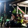Babinsa Koramil 12/Eromoko Bersinergi dengan Linmas Jaga Keamanan Wilayah pada Malam Hari