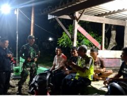 Babinsa Koramil 12/Eromoko Bersinergi dengan Linmas Jaga Keamanan Wilayah pada Malam Hari