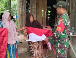 Dari Rumah ke Rumah, TNI-Polri Ajak Warga Kibarkan Merah Putih di Langkahan