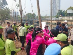 Semarak HUT RI ke-81, Kapolres Metro Jakbar dan Warga Tanam Pohon di Daan Mogot