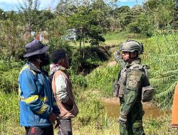 Hadir dan Bersahabat, Satgas Yonif 2 Marinir Jalin Komsos dengan Tokoh Kampung Okumetadi