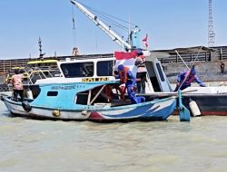Kibarkan Merah Putih di Laut, Satpolairud Gresik Pasang Bendera di Perahu Nelayan