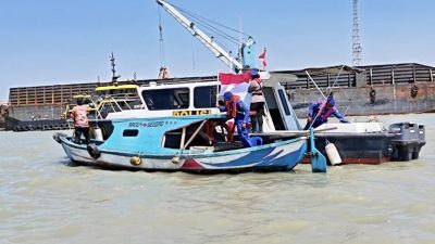 Kibarkan Merah Putih di Laut, Satpolairud Gresik Pasang Bendera di Perahu Nelayan