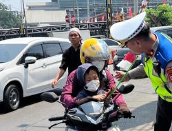 Polantas di Bekasi Sapa Ojol hingga Angkot, Bagikan Bendera Merah Putih