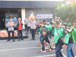 Pekan Kemitraan Polres Metro Bekasi Kota Bersama Pekan Kemitraan Polres Metro Bekasi Kota Bersama Ojol, Hadirkan Layanan Gratis dan Lomba Tradisional