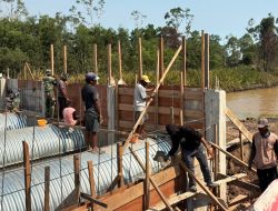 TNI dan Masyarakat Kompak Bangun Jembatan Aramco di Kurik Merauke