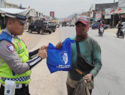 Wujud Kepedulian Lewat “Tasi Berkah”, Sat Lantas Polres Mesuji Bagikan Paket Sembako Bagi Warga Kurang Mampu di Simpang Pematang