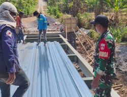 Babinsa Turun Langsung Kawal Pembangunan Jembatan Merah Putih