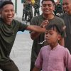 Prajurit Yonif TP 449/SH Larut Dalam Kecerian Lomba 17-an Bersama Warga