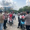 Sambut HUT RI ke-81, PJU Polres Mesuji dan Personel Sebarkan Semangat Lewat Bendera Merah Putih di Jalan Lintas Timur