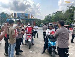 Sambut HUT RI ke-81, PJU Polres Mesuji dan Personel Sebarkan Semangat Lewat Bendera Merah Putih di Jalan Lintas Timur