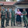 Semarak HUT ke-81 RI, Yonif TP 951/Pandeka Marapi Bagikan Bendera Merah Putih kepada Masyarakat