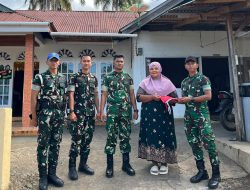 Semarak HUT ke-81 RI, Yonif TP 951/Pandeka Marapi Bagikan Bendera Merah Putih kepada Masyarakat