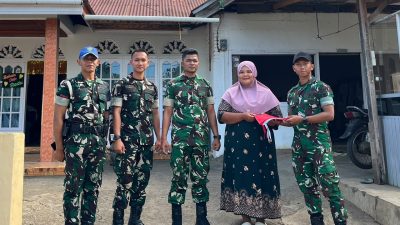 Semarak HUT ke-81 RI, Yonif TP 951/Pandeka Marapi Bagikan Bendera Merah Putih kepada Masyarakat