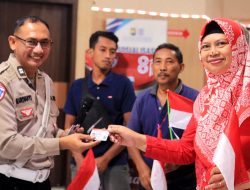 HUT RI ke-81, Satlantas Polres Gresik Beri SIM Gratis untuk 17 Warga Lahir 17 Agustus
