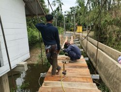 Babinsa Tinjau Pemasangan Tali Seling, Jembatan Gantung Blang Gurah Terus Berbenah