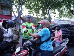 Ratusan Bendera Merah Putih Dibagikan Polres Gresik di Simpang Empat Sentolang