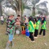 Gotong Royong Sambut HUT RI, Koramil 02/Kuta Makmur dan Mahasiswa KKN Bersihkan Lapangan