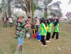 Gotong Royong Sambut HUT RI, Koramil 02/Kuta Makmur dan Mahasiswa KKN Bersihkan Lapangan