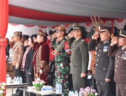 Satgas Pamtas RI-Malaysia Yonarmed 19/Bogani Ikuti Upacara Bendera HUT ke-81 Kemerdekaan RI di PLBN Entikong